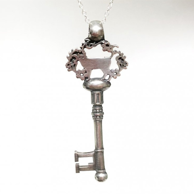 カギと猫のペンダント